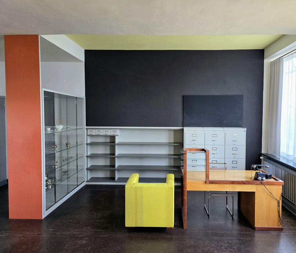 Das Direktorenzimmer im Bauhausgebäude Dessau. Von hier aus arbeitete Walter Gropius bis zu seinem Rücktritt als Bauhausdirektor im Jahr 1928. Abbildung: JensKunstfreund, Wikimedia Commons 