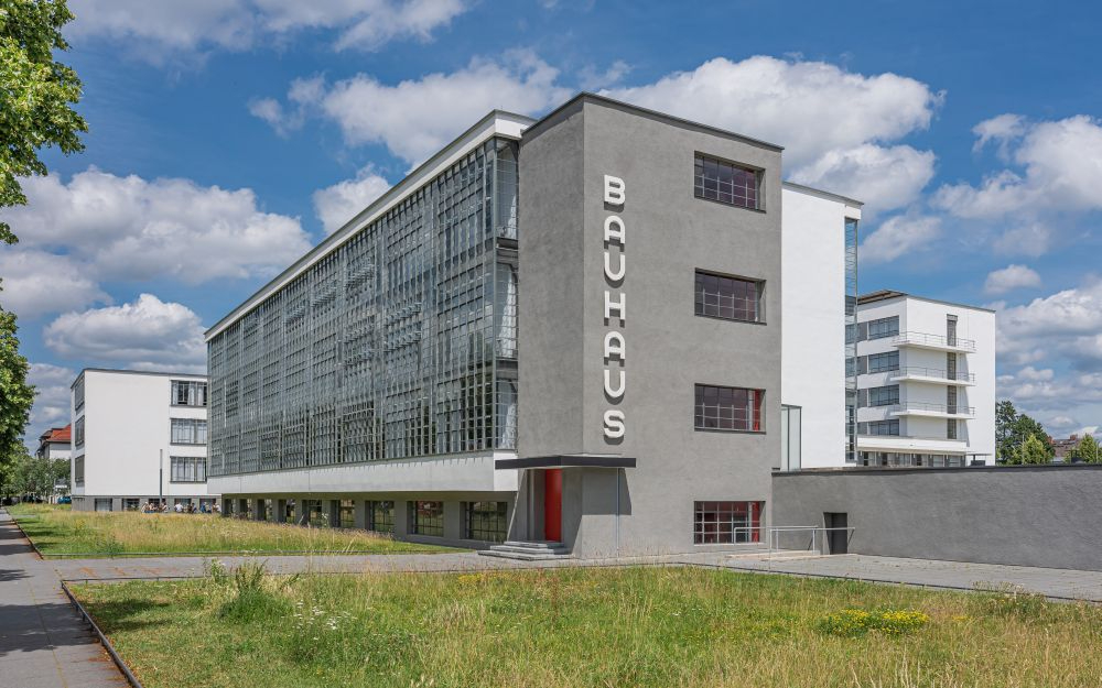 Das Bauhaus-Gebäude in Dessau. Es wurde am 4. Dezember 1926 eröffnet. Abbildung: A.Savin, Wikimedia Commons