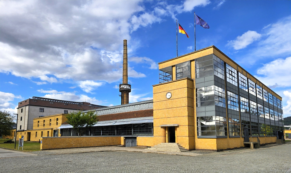 Das Fagus-Werk in Alfeld an der Leine. Es ist die erste bedeutende Arbeit von Walter Gropius und wurde 1911 von ihm und seinem Mitarbeiter Adolf Meyer entworfen. Abbildung: Barbara Arand, Wikimedia Commons