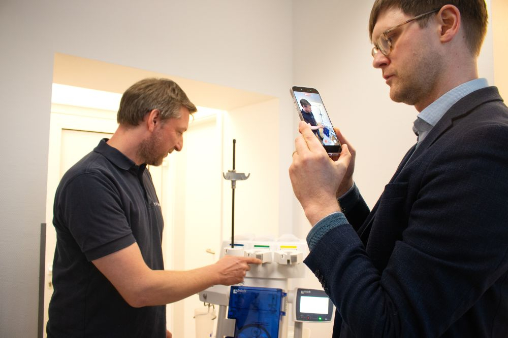 Mit einer KI-basierten App der Meshwerk-Plattform und Bedienungsanleitungen für medizinische Produkte strukturieren. Abbildung: Kathrain Graubaum, Meshwerk