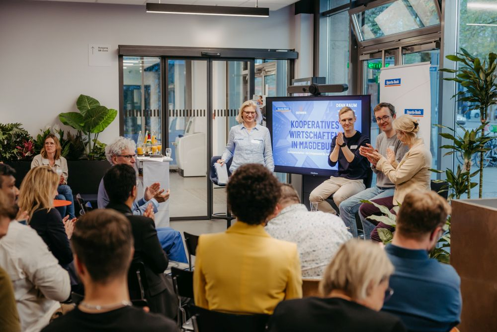 Podiumsdiskussion am Standort der Sparda-Bank Berlin zu kooperativem Wirtschaften in Magdeburg. Abbildung: Jana Dünnhaupt