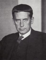 Walter Gropius im Jahr 1928. Er prägte das Bauhaus als Gründer und Architekt entscheidend. Abbildung: Hugo Erfurth, Wikimedia Commons