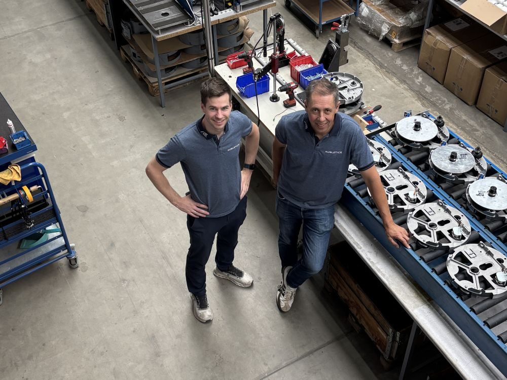Flavio Holstein (links) und Stefan Kötitz (rechts) in der Produktionshalle von Augletics. Die beiden Unternehmensgründer haben sich beim Rudersport kennengelernt. Abbildung: Augletics