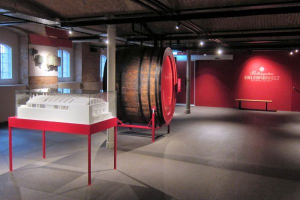 Eine Ausstellungshalle in der Rotkäppchen Erlebniswelt. Abbildung: Stefan Oemisch, Wikimedia Commons
