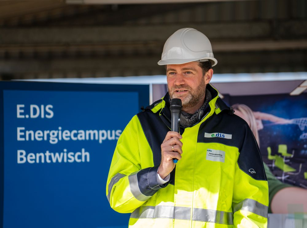 Patrick Wittenberg hält eine Rede anlässlich des Spatenstichs für den E.DIS-Energiecampus am 26. März 2025 in Bentwisch (Landkreis Rostock). Abbildung: Felix Retzer für E.DIS AG