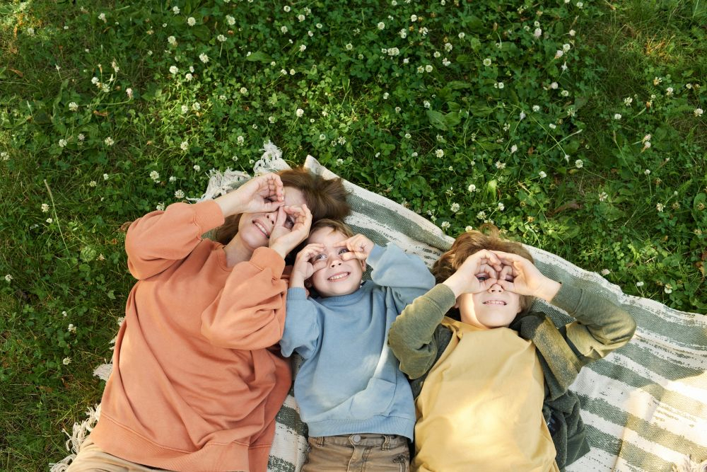 Bei jedem Kind, für das Eltern Kindergeld erhalten, gibt es künftig eine jährliche Zulage von bis zu 300 Euro. Abbildung: Westend61, Gettyimages
