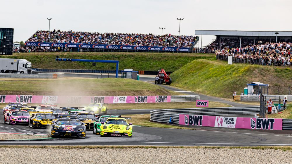 Die Deutsche Tourenwagen Masters (DTM) im Juli 2006 in Oschersleben. Sie gilt als die bekannteste deutsche Automobilsport-Rennserie für GT3-Sportwagen. Abbildung: Rebekka Winter