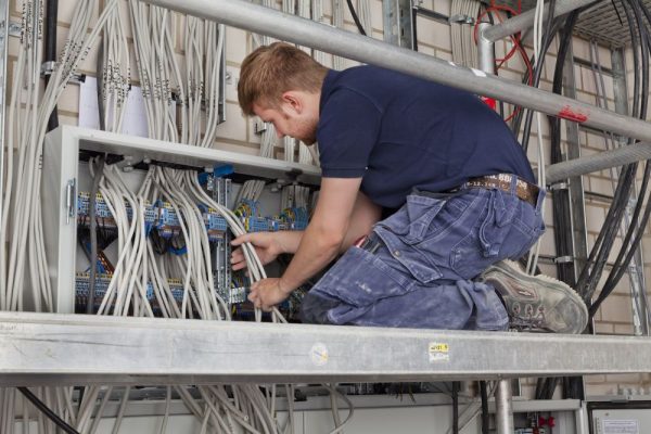 Der Beruf des Elektronikers gehört zu den beliebtesten Ausbildungsberufen im sächsischen Handwerk. Abbildung: AMH