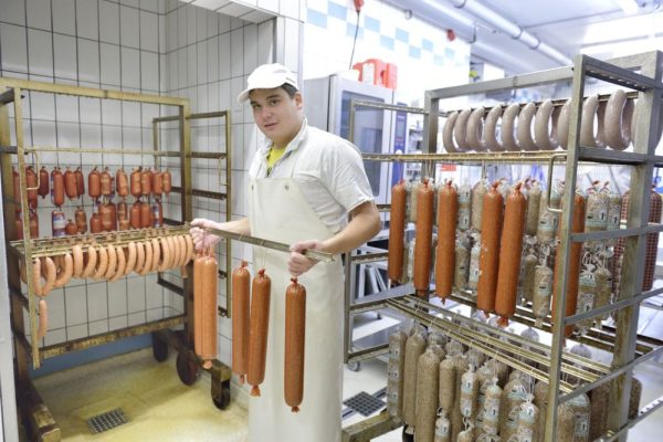 Ein Auszubildender in einer Fleischerei. Bis Ende August wurden 5.235 neue Lehrverträge im sächsischen Handwerk registriert. Abbildung: AMH