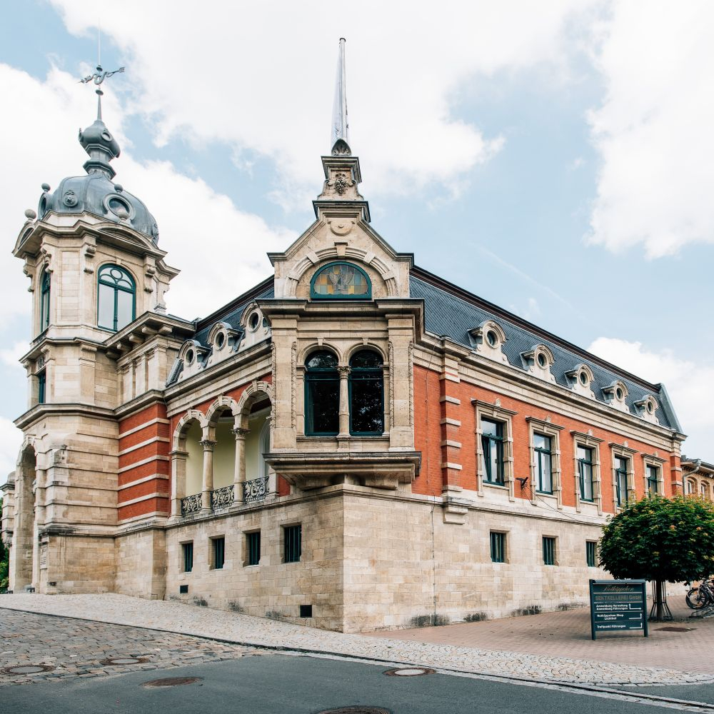 Das historische Hauptgebäude der Rotkäppchen-Sektkellerei in Freyburg. 1887 startete der Bau des fünfstöckigen Kellereigebäudes. Abbildung: Rotkäppchen Mumm