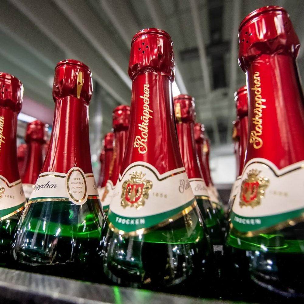 Sie sind traditionell Teil vieler Silvesterfeiern: Rotkäppchen-Sektflaschen. Der Ursprung ihrer Geschichte liegt in der Gründung einer Weinhandlung. Abbildung: Rotkäppchen Mumm