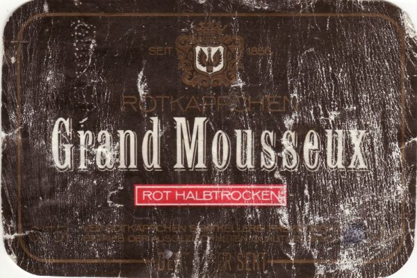 Ein Etikett des Sektprodukts „Grand Mousseux“. Das Produkt wurde in den 1980er-Jahren zur beliebtesten Sorte der Rotkäppchen Sektkellerei. Abbildung: Klaaschwotzer, Wikimedia Commons