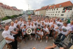 Weltmeister, Rennstrecken, Hightech – Sachsen-Anhalt spielt vorne mit Das Team des SC Magdeburg feiert im Magdeburger Rathaus den Gewinn der deutschen Handballmeisterschaft 2025/2026. Abbildung: Michael Taeger/Jan Huebner
