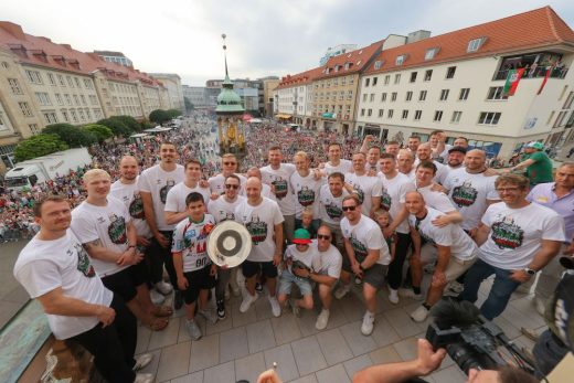 Das Team des SC Magdeburg feiert im Magdeburger Rathaus den Gewinn der deutschen Handballmeisterschaft 2025/2026. Abbildung: Michael Taeger/Jan Huebner