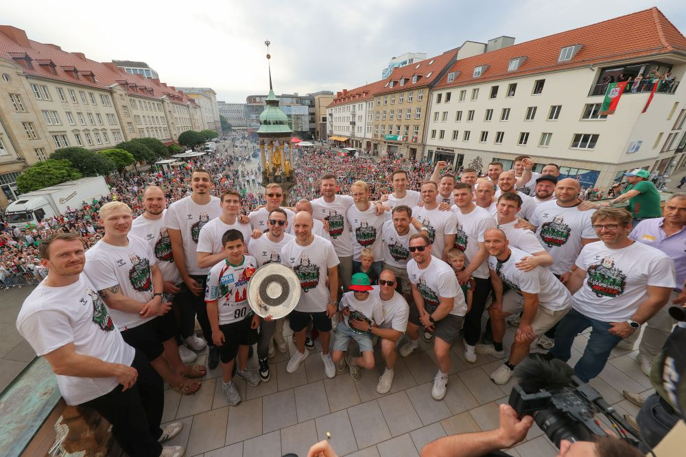 Das Team des SC Magdeburg feiert auf dem Alten Markt in Magdeburg den Gewinn der deutschen Handballmeisterschaft 2025/2026. Abbildung: Michael Taeger/Jan Huebner