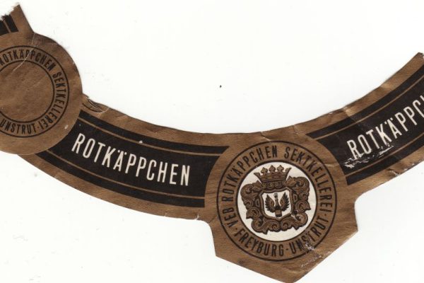 Ein Etikett der VEB Rotkäppchen Sektkellerei, um 1979. Abbildung: Klaaschwotzer, Wikimedia Commons