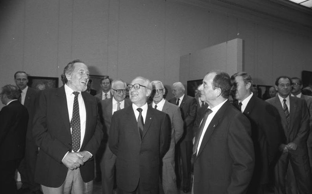 Bernhard Heisig (links) mit Erich Honecker und Willi Sitte bei einem Rundgang durch die zehnte Kunstausstellung der DDR im Albertinum Dresden. Abbildung: Rainer Mittelstädt, Das Bundesarchiv, Wikimedia Commons