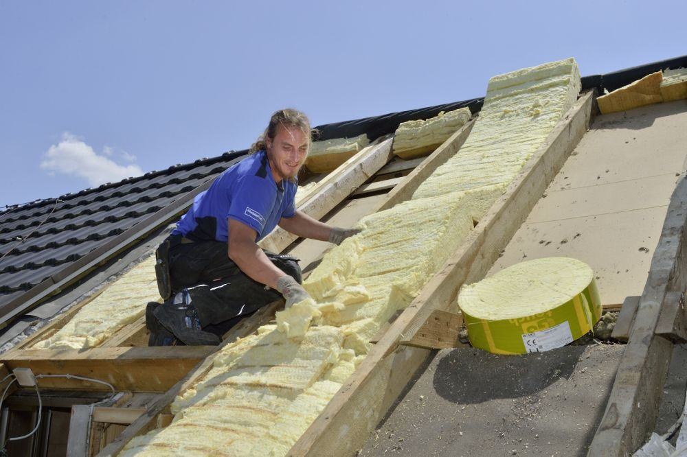 Ein Dachdecker bei der Arbeit. Der Anteil öffentliche Auftraggeber hat laut Nostitz unter anderem wegen einer fehlgeleiteten Politik der öffentlichen Hand abgenommen. Abbildung: AMH