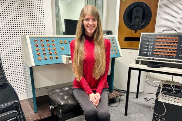 Heather Moore mit dem Subharchord an der Akademie der Künste im Januar 2025. Abbildung: Lutz Schramm