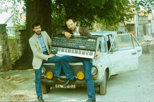 Die Band SERVI posiert mit ihrem Jupiter-6, einem Synthesizer aus dem Westen. Abbildung: Jan Bilk