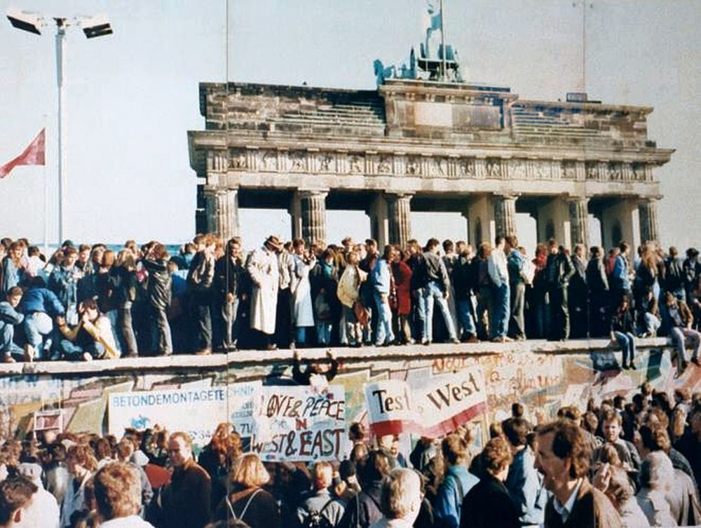 Ost- und Westdeutsche stehen 1989 auf der Berliner Mauer. Eine Studie der Rockwool Foundation zeigt, dass im Jahr 1992 nur 17 Prozent der ostdeutschen Frauen und Männer im gleichen Beruf arbeiteten. Abbildung: Lear21, Wikimedia Commons