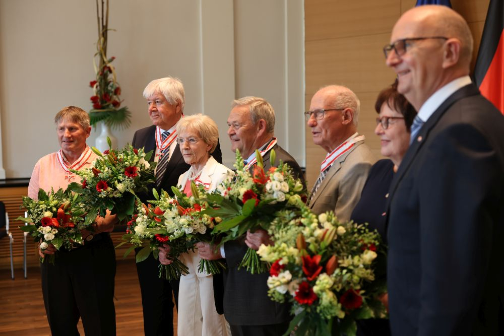 Der Ministerpräsident überreicht engagierten Brandenburgerinnen und Brandenburgern den Landesverdienstorden. Abbildung: Staatskanzlei Brandenburg, Andy Lange