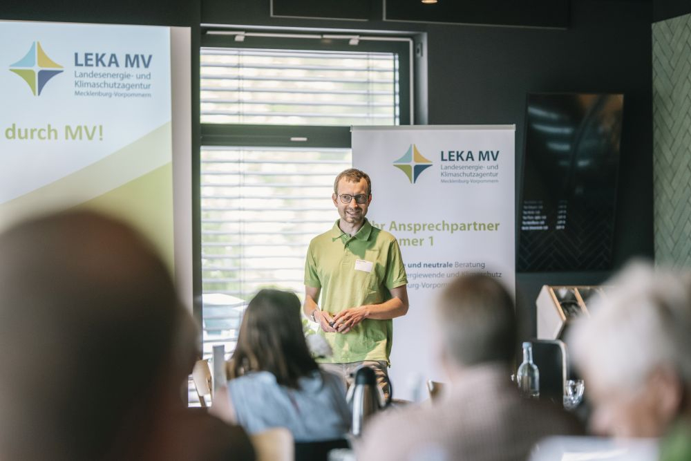 Die Berater der LEKA MV informieren in Fachvorträgen zu erneuerbaren Energien und Klimaschutz. Abbildung: Till Werner